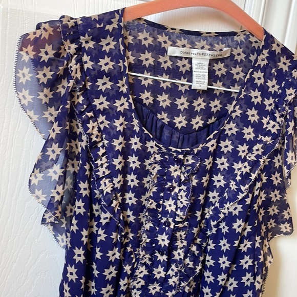 Diane Von Furstenberg sleeveless printed blouse. - Picture 3 of 5